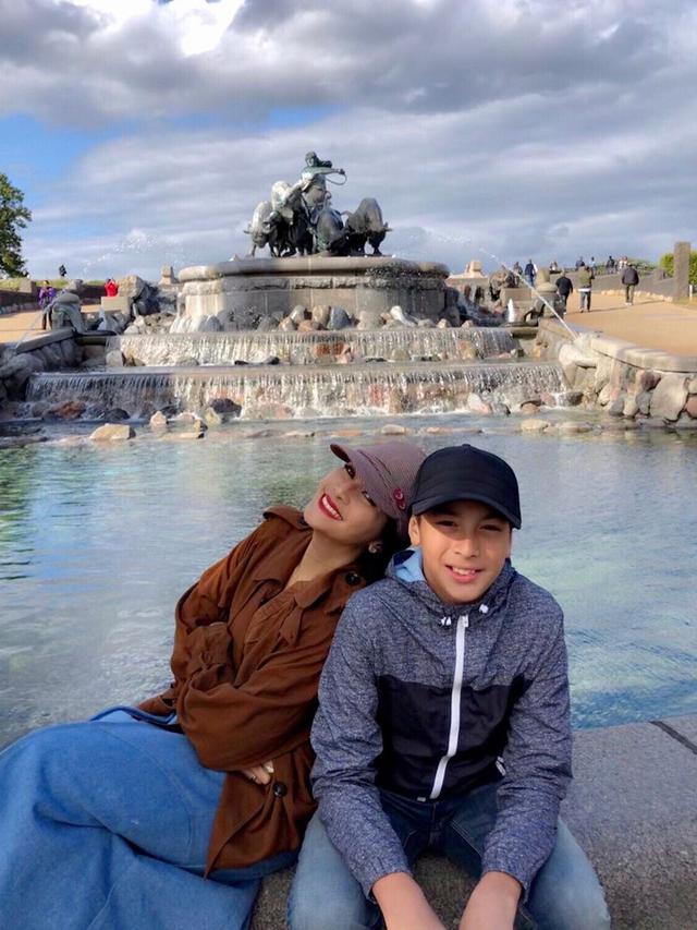 Bak Kakak Beradik, Ini 7 Potret Kebersamaan Maudy Koesnaedi dan Putranya