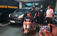 Dikawal Pria Bertopeng, Tangan Terikat Kabel Tis: Begini Penampakan The Doctor saat Tiba di Bareskrim
