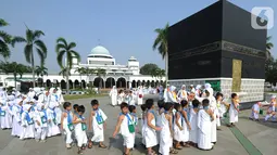 Murid-murid TK mengikuti kegiatan manasik haji se-Kota Depok di Asrama Haji Pondok Gede, Jakarta, Selasa (5/11/2019). Kegiatan yang diikuti sekitar 5000 murid TK ini dalam rangka mengenalkan ibadah lima rukun Islam, khususnya ibadah haji. (merdeka.com/Arie Basuki)