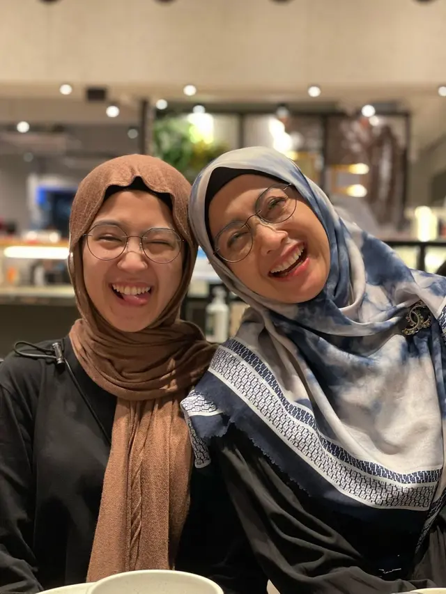 Anak Desy Ratnasari Sedikit Membocorkan Sosok Pria yang Sedang