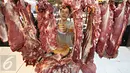 Pedagang memotong daging sapi jualannya di Pasar Senen, Jakarta, Senin (25/1). Harga daging sapi di pasar tradisional di Jakarta naik dari Rp 95 ribu-Rp 100 ribu per kilogram (kg) menjadi Rp 130 ribu per kg. (Liputan6.com/Immanuel Antonius)