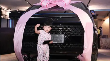 Potret gemas Ameena saat berada di depan mobil mewah. Kini mobil berwarna hitam itu jadi miliknya untuk bersekolah. (Liputan6.com/IG/@attahalilintar)
