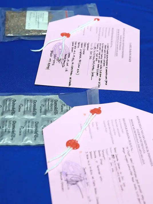 Restu ditangkap di kediamannya, kawasan Cipete Selatan, Cilandak, Jakarta Selatan beserta barang bukti narkoba jenis ganja satu plastik, obat penenang dumolid dan 26 butir happy five. (Deki Prayoga/Bintang.com)