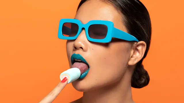 Mengenal Trend Pool Lips, Sentuhan Segar Lip Gloss Biru yang Lagi Hits (photo by freepik.com)