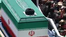 Para pelayat berkumpul di sekitar peti mati pemimpin tertinggi Iran yang terbunuh, Ali Khamenei, dan anggota keluarganya saat prosesi pemakaman menuju Lapangan Azadi di Teheran, Senin, 6 Juli 2026. (AFP/ Atta Kenare)
