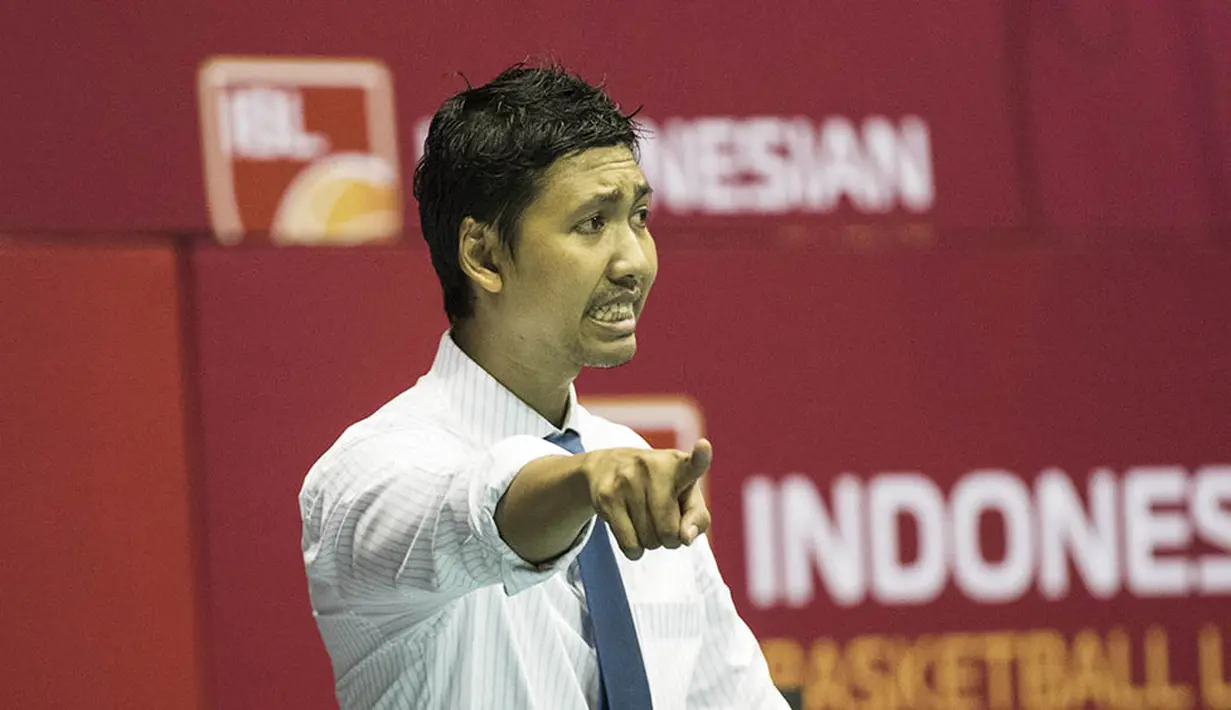 Pelatih Satria Muda Pertamina, Cokorda Raka, memberikan instruksi kepada anak asuhnya saat melawan M88 Aspac pada laga IBL Musim 2016 di Hall A Senayan, Jakarta, Sabtu (9/1/2016). (Bola.com/Vitalis Yogi Trisna)