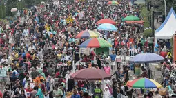 Pedagang Kaki Lima (PKL) berjualan selama kegiatan Car Free Day (CFD) di sepanjang Jalan Sudirman, Jakarta, Minggu (9/12). Kurangnya pengawasan menyebabkan banyak PKL yang berjualan tidak pada tempatnya dan memenuhi area CFD. (Liputan6.com/Faizal Fanani)