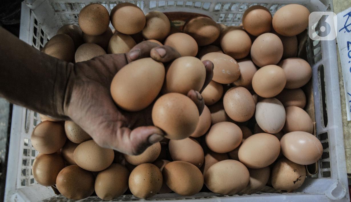 Pekerja saat memperlihatkan telur ayam di salah satu agen di kawasan Jakarta, Selasa (14/3/2023). Menjelang Ramadan harga telur ayam merangkak naik kisaran 8-10 persen dari bulan sebelumnya menjadi Rp30.000 per kilogram. (merdeka.com/Iqbal S Nugroho)