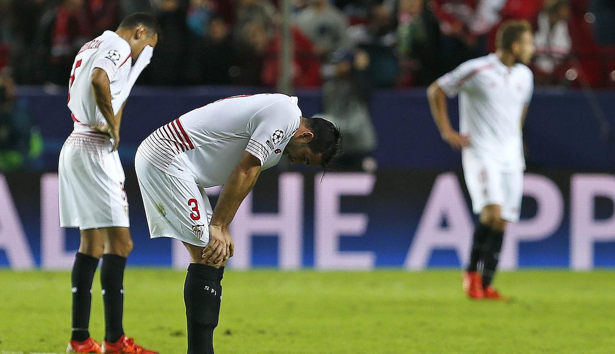 Para pemain Sevilla tampak murung usai ditaklukan Manchester City pada laga Liga Champions di Stadion Sanchez Pizjuan, Spanyol, Selasa (3/11/2015). ( EPA/Jose Manuel Vidal)
