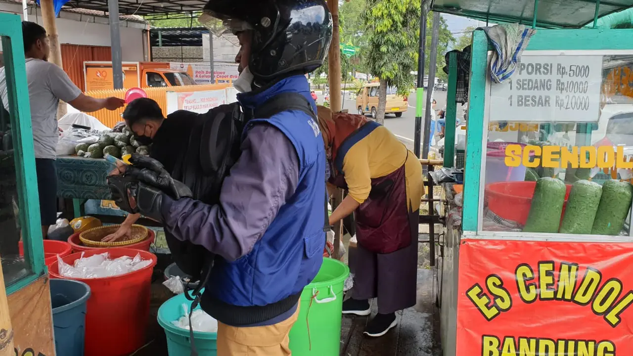 Salah satu pembeli es cendol Elizabeth Bandung di bilangan ALun-alun Garut, Jawa Barat mulai berdatangan membeli cendol untuk bekal berbuka puasa Ramadan.