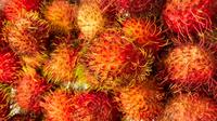 Ilustrasi mimpi, buah rambutan. (Photo by Andrew Coop on Unsplash)