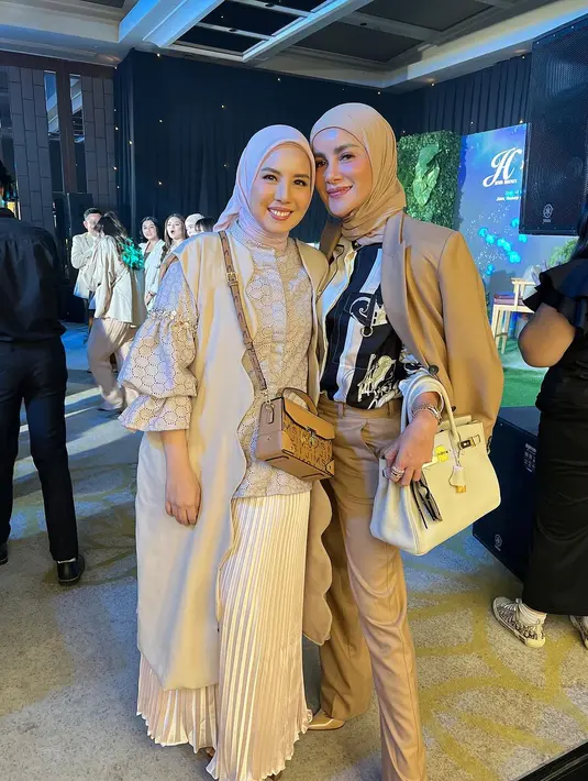 Olla Ramlan bergaya mahal dengan kemeja satin dan setelan jas khaki [@tya_ariestya]