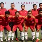 Pemain Timnas Indonesia U-22 foto bersama sebelum melawan Vietnam pada laga Piala AFF U-22 2019 di Olympic Stadium, Phnom Penh, Kamboja, Minggu (24/2/2019). Indonesia menang 1-0 atas Vietnam. (Bola.com/Zulfirdaus Harahap)