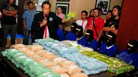 BNN berhasil membongkar peredaran gelap narkotika dan mengamankan tujuh orang tersangka asal Aceh Timur dengan barang bukti sebanyak 20 Kg Sabu dan 580 ribu butir ekstasi, Jakarta, Rabu (13/5/2015). (Liputan6.com/Yoppy Renato)
