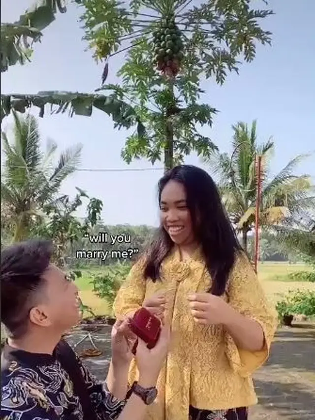5 Tahun Pacaran, Ini 7 Momen Mumuk Gomez Dilamar Sang Kekasih