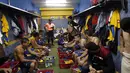 Suasana ruang ganti tim Deportivo Capiata.  (AP Photo/Jorge Saenz)