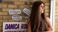Transgender yang juga calon legislatif dari Partai Demokrat, Danica Roem (33) berada di kantor kampanyenya, di Manassas, Virginia, (22/9). Roem menjadi transgender pertama yang terpilih menjadi anggota legislatif di Virginia. (AFP PHOTO/Paul J. Richards)