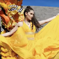 Dress kuning cantik yang dikenakannya merupakan rancangan Yogie Pratama. Tak ketinggalan dengan riasan glamor pulasan Bubah Alfian..  foto: Instagram @claurakiehl
