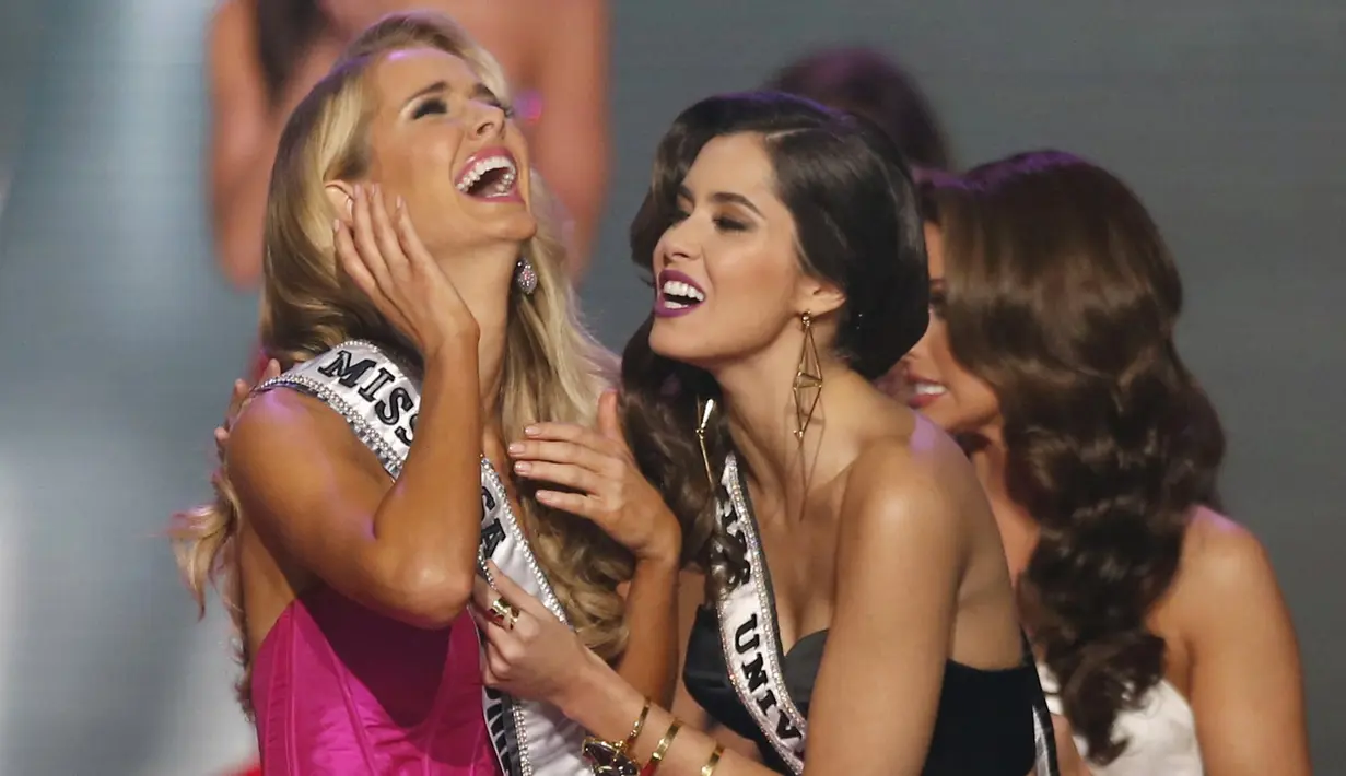Olivia Jordan dari Oklahoma tampak terkejut saat Miss Universe 2014 Paulina Vega memasangkan selempang Miss USA 2015 setelah memenangkan kontes kecantikan tersebut di Baton Rouge, Louisiana, Minggu (12/7/2015). (REUTERS/Adrees Latif)