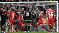 Gelandang Liverpool asal Argentina #10, Alexis Mac Allister (2R), merayakan gol pembuka saat pertandingan Liga Champions antara Liverpool dan Bologna di Anfield di Liverpool, Inggris barat laut, Kamis dini hari WIB (3/10/2024). (Paul ELLIS/AFP)