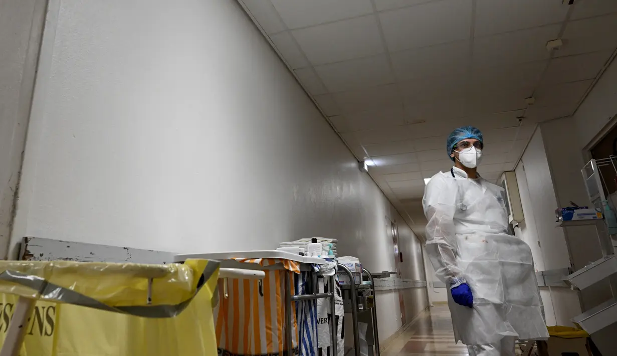 Seorang dokter berdiri di koridor unit Covid-19 rumah sakit Timone, di Marseille, Prancis selatan, Rabu (5/1/2022). Prancis mencatat rekor kasus baru Covid-19 dalam sehari pada Rabu waktu setempat dengan 335.000 tambahan kasus baru infeksi. (Nicolas TUCAT / AFP)