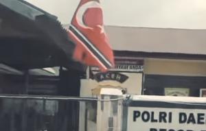 Berkibarnya bendera bulan bintang yang identik dengan bendera Gerakan Aceh Merdeka (GAM) di pagar Polsek Samalanga membuat geger banyak orang. (Liputan6.com/ Dok Ist)