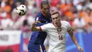 Bek sekaligus kapten Timnas Belanda, Virgil van Dijk (kiri) berduel udara dengan striker Timnas Polandia, Adam Buksa pada laga Grup D Euro 2024 di Volksparkstadion, Hamburg, Jerman, Minggu (16/6/2024). (AP Photo/Ebrahim Noroozi)