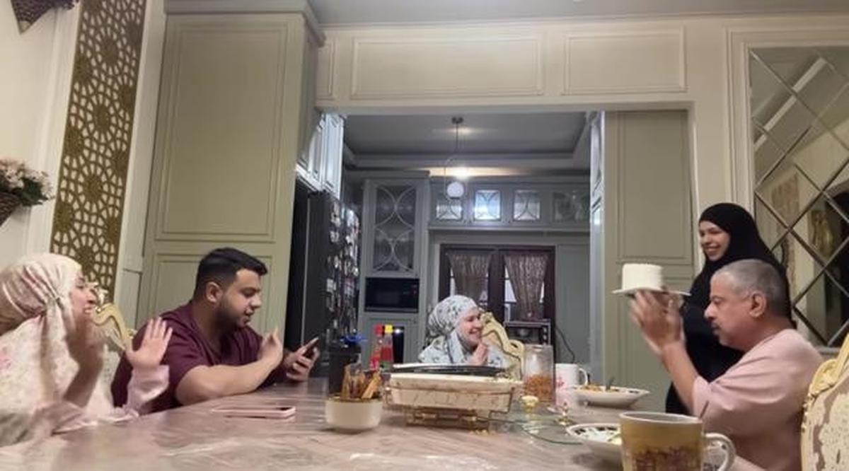 5 Potret Ruang Makan di Rumah Fadil Jaidi saat Sahur, Usung Gaya Klasik Modern Elegan