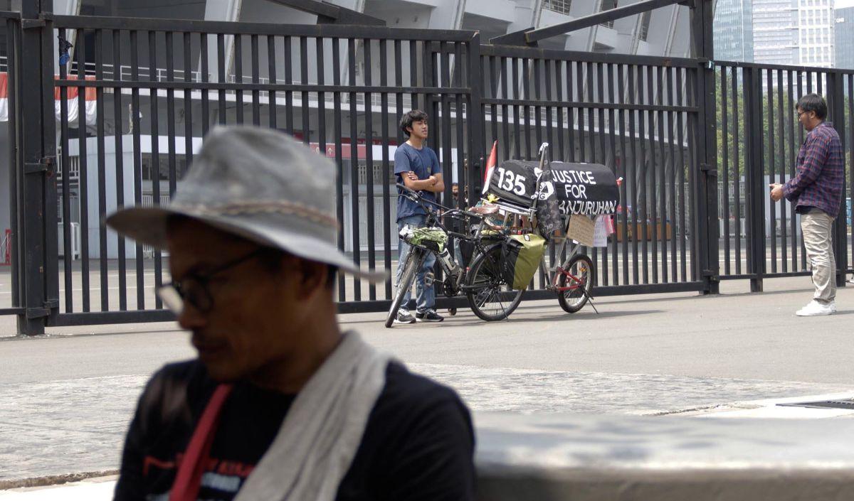 "Kalau saya masuk sendiri ngapain, itu yang lebih penting (sepeda yang dibawanya). Mereka tidak menghendaki saya masuk. Tapi saya yakin itu bukan kehendak mereka yang bertugas, saya paham. Yang penting saya sudah menjalankan nazar saya,"