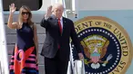 Presiden AS, Donald Trump dan Ibu Negara, Melania Trump turun dari pesawat sambil melambaikan tangan setibanya di Hamburg, Jerman, Kamis (6/7). Sejumlah kepala negara telah tiba di Hamburg jelang pembukaan KTT G20 pada 7-8 Juli 2017. (AP/Markus Schreiber)