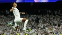 Laga baru berjalan empat menit, Real Madrid unggul 1-0 setelah sepakan melengkung Rodrygo berhasil merobek jala gawang Jan Oblak. (Pierre-Philippe MARCOU/AFP)