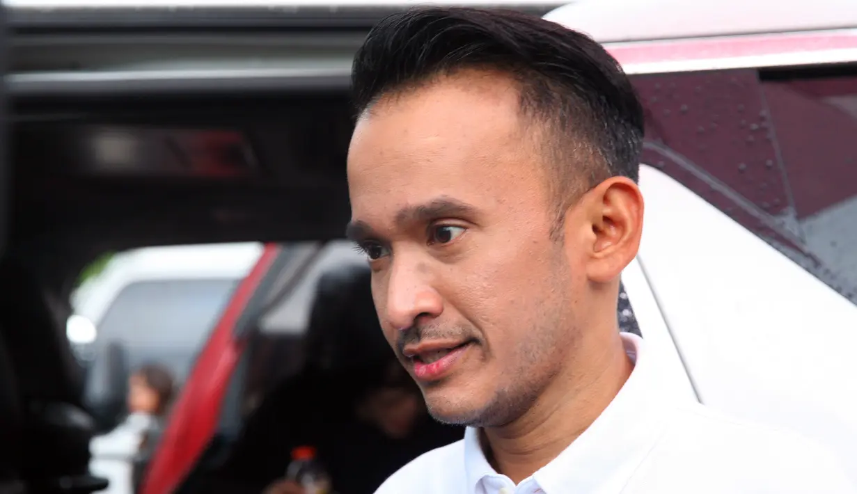 "Iya membaik, oke, jauh lebih fit, jauh lebih enak. Ini recovery aja. Dibawa kerja biar happy," ucap Ruben Onsu di kawasan Kapten Tendean, Jakarta Selatan, Senin (15/1/2018). (Nurwahyunan/Bintang.com)