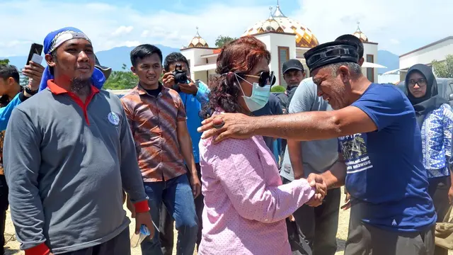Menteri Perikanan dan Kelautan Susi Pudjiastuti berbicangan dengan salah seorang korban gempa. (Istimewa)