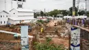 Suasana proyek pembangunan Pasar Senen Jaya Blok I dan II di kawasan Pasar Senen, Jakarta, Senin (21/12/2020). Pasar ini akan memiliki luas hingga 69.600 meter persegi yang terdiri dari enam lantai. Dua diantaranya diperuntukkan untuk lahan parkir, yakni pada basement dan atap. (Liputan6.com/Faizal