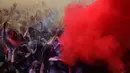 Peserta Festival Holi melemparkan serbuk berwarna di Santa Coloma de Gramenet, Spanyol, Minggu (28/5). Festival ini dibuat setelah festival musim semi Hindu Holi, yang dirayakan di utara dan timur India. (AP Photo / Manu Fernandez)
