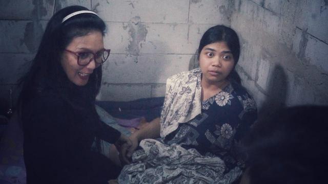 Aktivis perempuan yang juga Anggota DPR RI Rieke Diah Pitaloka (kiri) saat menemui korban TPPO Dede Asiah (kanan) di rumah Dede, Karawang, Jawa Barat.