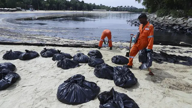 Tepi pantai di beberapa bagian East Coast Park di Sentosa, Singapura ditutup akibat tumpahan minyak. (AP)