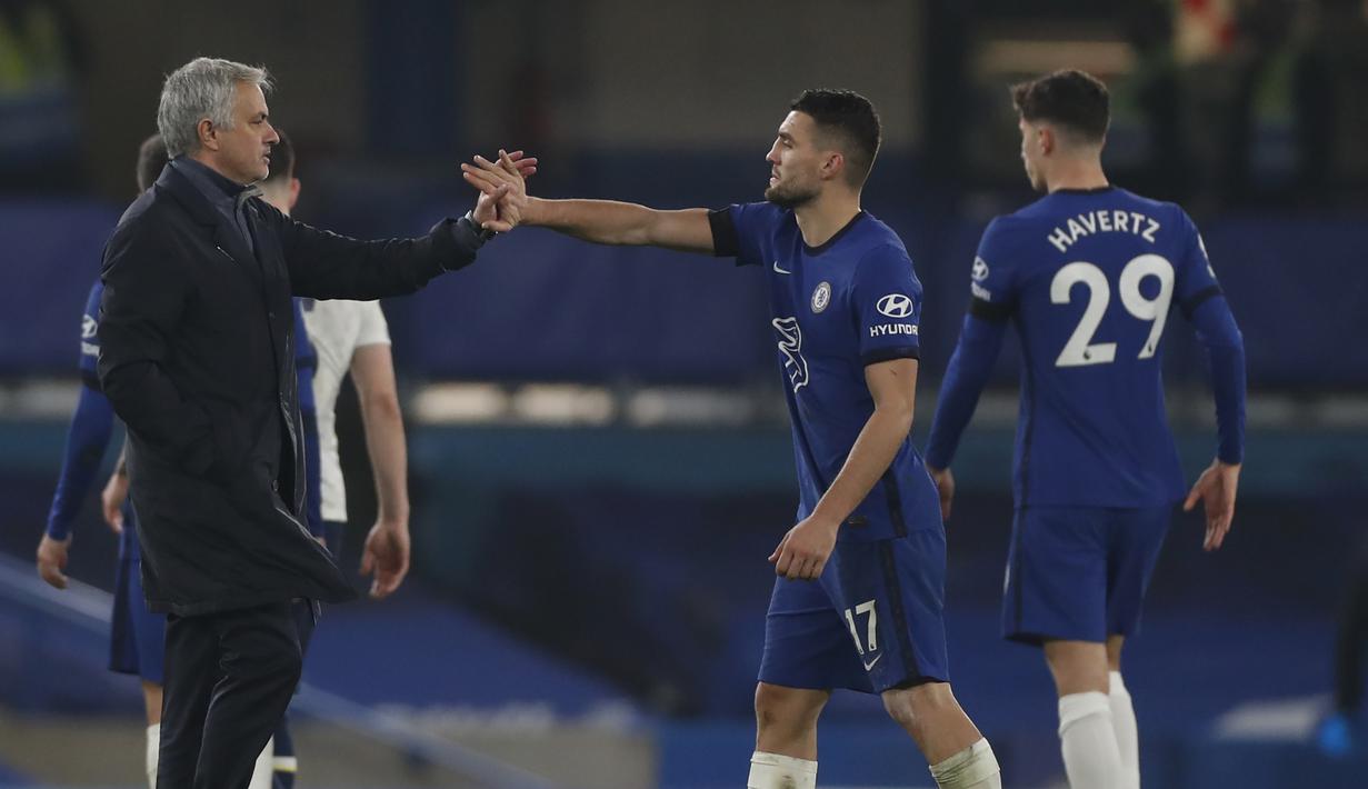 Pelatih Tottenham Hotspur, Jose Mourinho menyalami gelandang Chelsea, Mateo Kovacic usai laga lanjutan Liga Inggris 2020/21 di Stamford Bridge, Minggu (29/11/2020) waktu setempat. Tottenham bermain imbang 1-1 dengan Chelsea. (AFP/Matthew Childs/Pool)