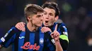 Jelang akhir babak pertama, Atalanta berhasil menyamakan kedudukan lewat gol dari titik putih Charles De Ketelaere pada menit ke-45+2. (Marco BERTORELLO/AFP)