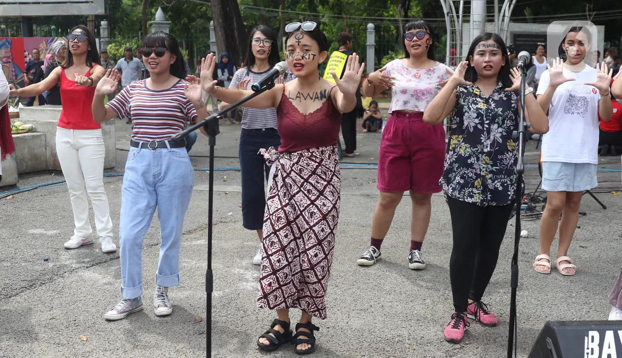 Sejumlah aktivis yang tergabung dalam aliansi perempuan bangkit bernyanyi saat melakukan aksi damai pada Hari Ibu di depan Istana, Jakarta, Minggu (22/12/2019). Dalam aksi tersebut mereka menyuarakan agar menyamakan hak-hak perempuan dan kesejahteraan. (Liputan6.com/Angga Yuniar)