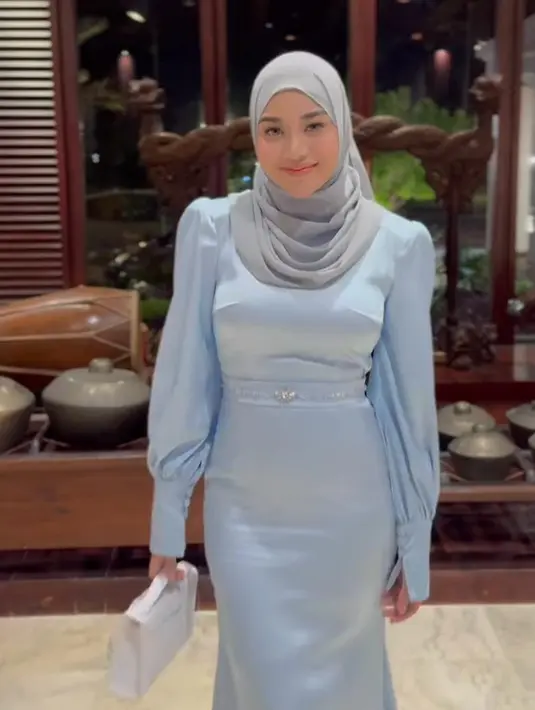 <p>Aurel Hermansyah kembali mencuri perhatian publik dengan penampilannya yang anggun dan memukau saat menghadiri pernikahan putri Ketua MPR RI, Zulkifli Hasan, dan Zumi Zola. [@aurelie.hermansyah].</p>