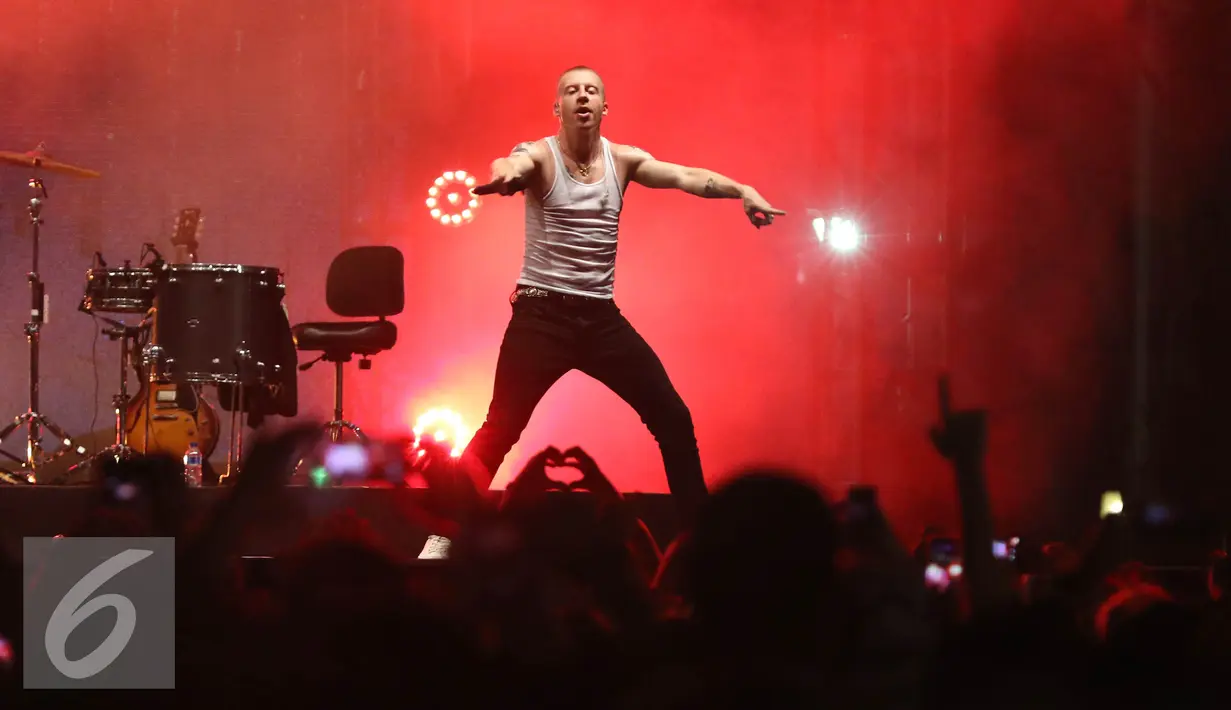 Aksi Macklemore & Ryan Lewis mengajak penonton untuk bernyanyi bersama di panggung We The Fest (WTF) 2016, Senayan, Jakarta, Sabtu (13/8). (Liputan6.com/Herman Zakharia)
