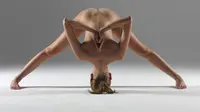Pose Yoga Dalam Keadaan Bugil