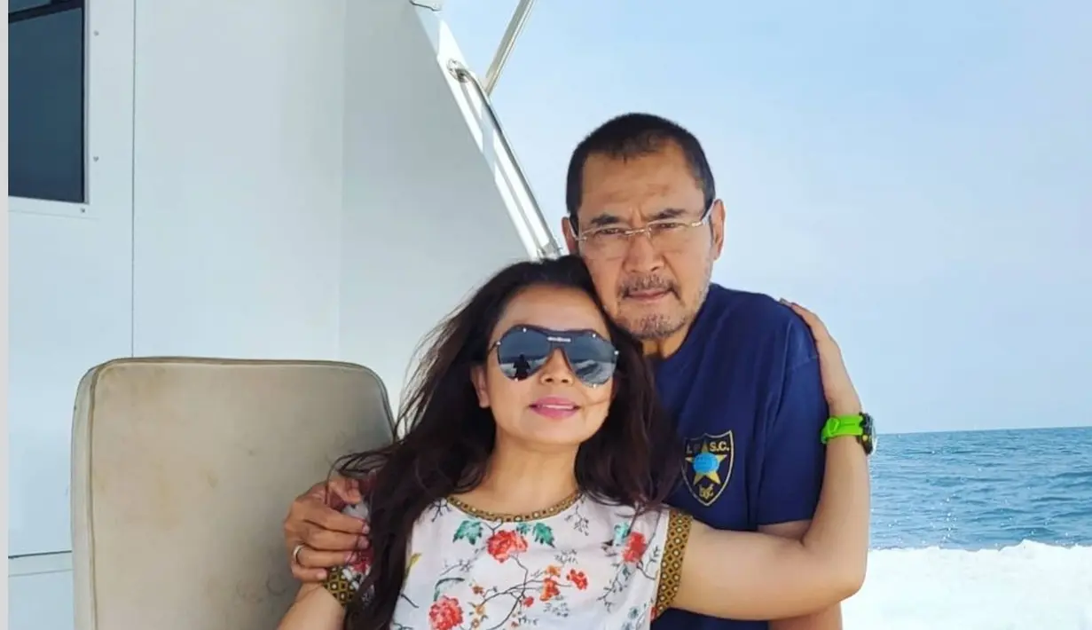 Inilah potret romantis Mayangsari dan Bambang Trihatmodjo kompak mengenakan kacamata. Mayangsari lebih sering mengenakan kacamata besar saat berada di luar ruangan. Sedangkan sang suami sendiri selalu mengenakan kacamata karena penurunan daya penglihatan.
(Liputan6.com/IG/@mayangsari_official)