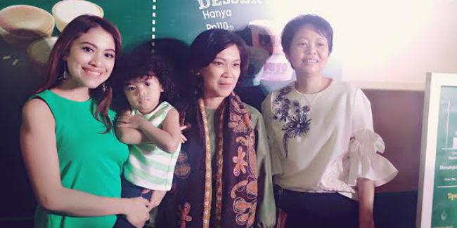 Vivin Evalia (tengah) bersama Yanti Lawidjaja dari McDonald's dan seleb mom Cynthia Riza