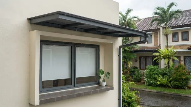Desain kanopi di luar jendela kamar anti-tampias untuk cegah bocor di musim hujan model datar dengan rangka minimalis.