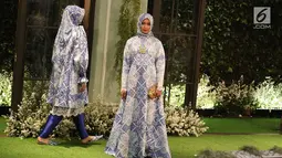 Model menampilkan koleksi terbaru Hijab Mandjha milik presenter dan perancang Ivan Gunawan di Jakarta, Rabu (25/4). Peragaan bertema Raya Collection 2018 digelar untuk merayakan usia label ini yang hampir genap setahun.  (Liputan6.com/Immanuel Antonius)
