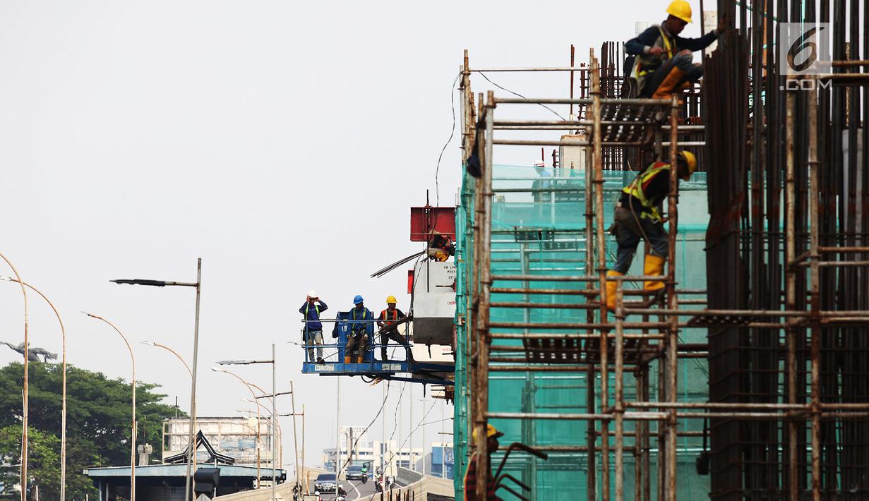 Pekerja menyelesaikan proyek pembangunan gedung dan jalan di Jakarta, Sabtu (10/11). Kementerian Pekerjaan Umum dan Perumahan Rakyat (PUPR) mensertifikasi 3.255 tenaga kerja konstruksi. (Merdeka.com/Imam Buhori)