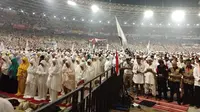 Massa pendukung Prabowo-Sandi salat berjamaah di Stadion GBK Senayan.