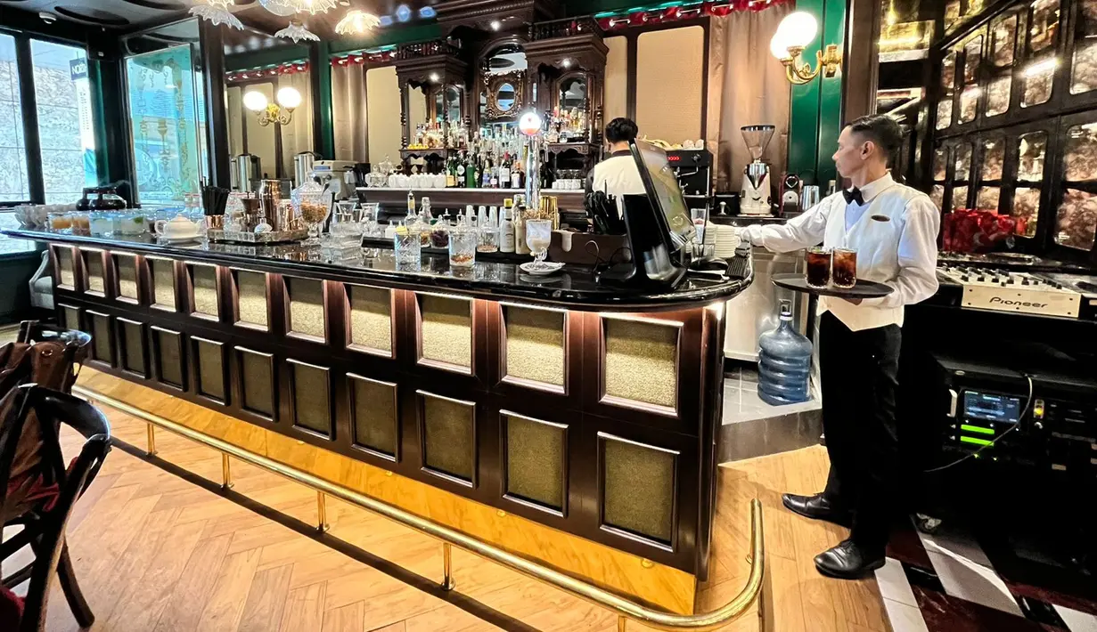 Pada bagian dalam restoran area lounge lengkap dengan bar tersedia untuk bersantai. Elemen kayu tetap menjadi fokus utama dan memberikan kesan hangat. Cocok untuk menikmati akhir pekan di area Plaza Indonesia. [ Foto: Adinda Tri Wardhani - Fimela.com.]